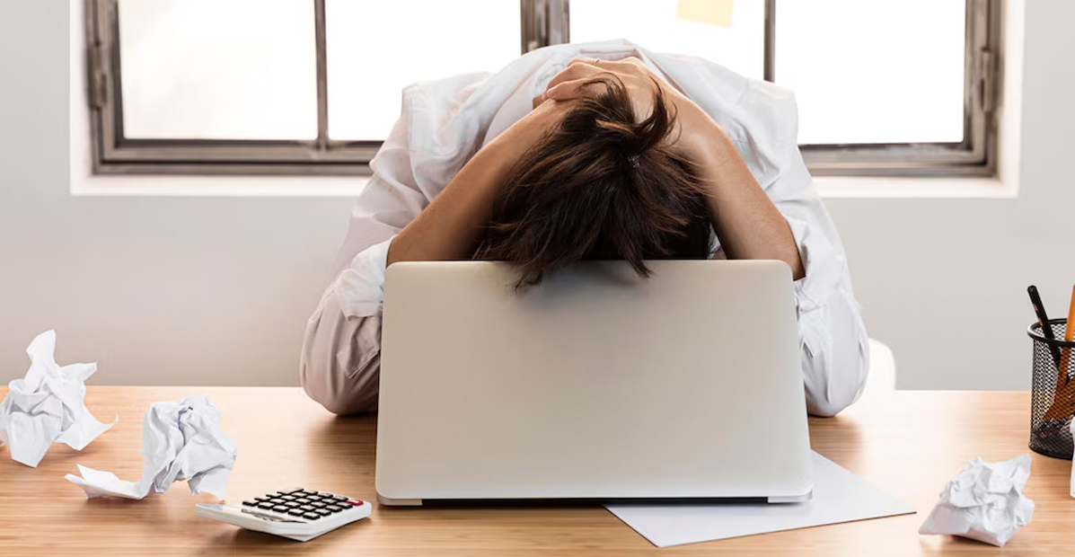 Imagen de una persona en una computadora acostado por el estres de tanto trabajar